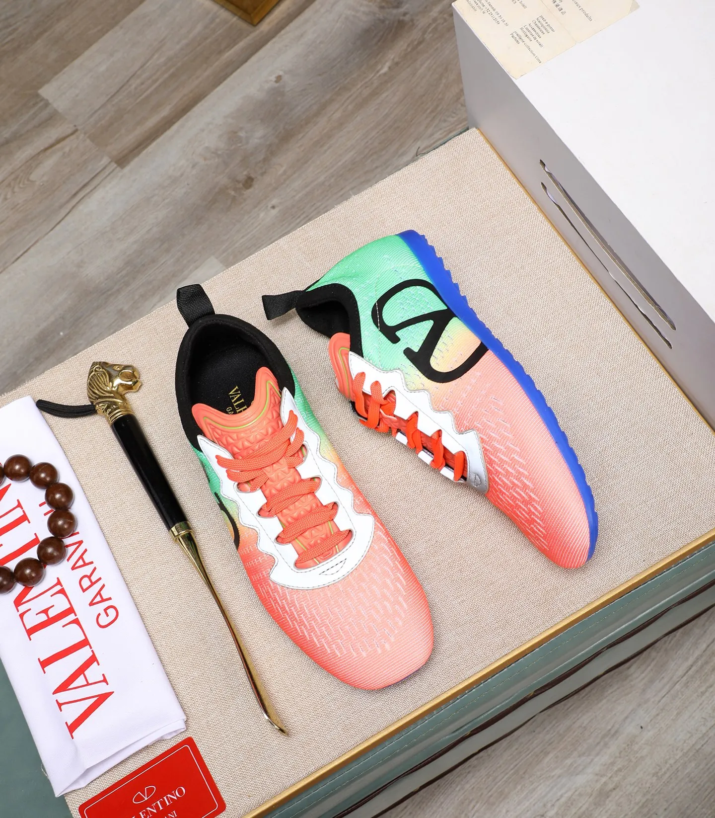 Men's Men's Shoes 💰620 VALENTINO 🌹🌹🌹2025 Valentino's latest spring sneakers! The counter 🔥 recommends RUNBOOT, which is lightweight and comfortable. It has a multi-functional design that integrates blue sneakers, running shoes, and fashionable sneakers to create a cool on-foot effect. ♥️♥️Fashionable sneakers that are sought after by many popular celebrities and fashion influencers♥️♥️. 👉All-round original 1:1 high-end production 👉Fabrics: Two options: delicate, soft and comfortable eyelet lambskin and high-end technical fabrics 👍Super soft suede special lining inside 👍Outsole wear-resistant TPU material 👍Full set of original counter packaging